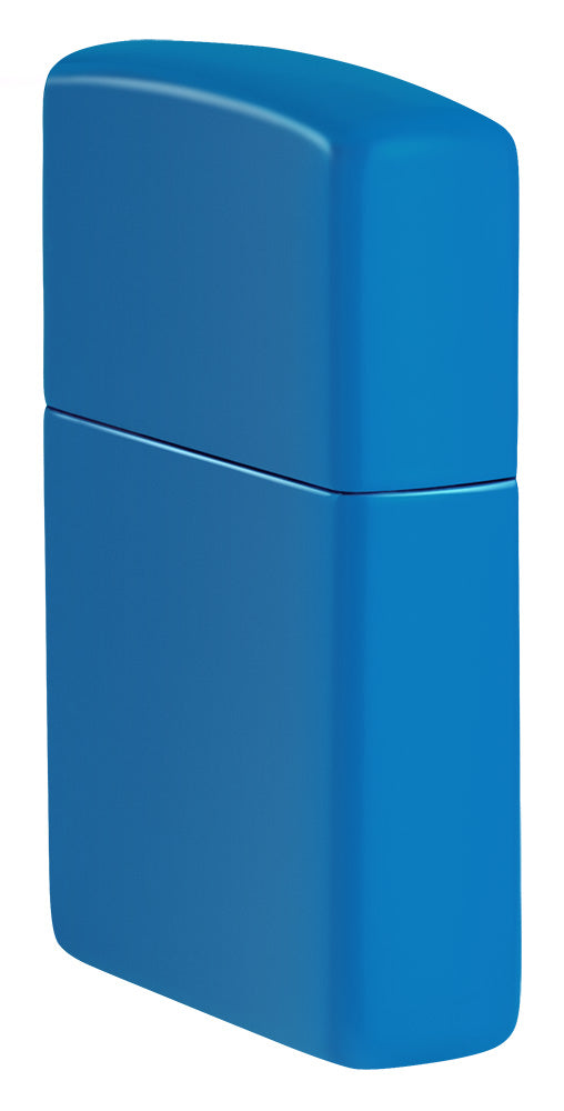 Ein schlicht gestaltetes, blaues Zippo-Feuerzeug steht geschlossen und aufrecht vor einem neutralen, weißen Hintergrund.