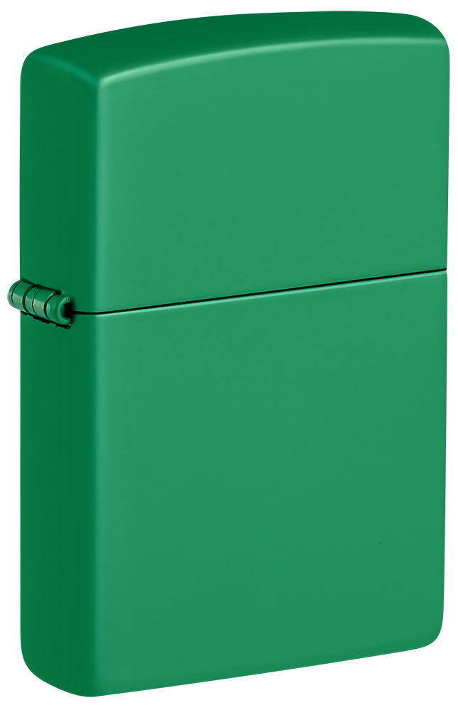 Ein grünes Zippo-Feuerzeug steht aufrecht vor einem neutralen weißen Hintergrund und zeigt keine sichtbaren Verzierungen oder Texte.