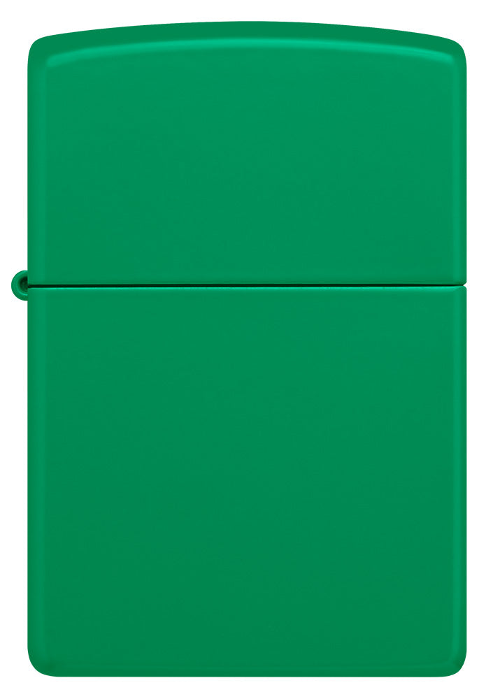 Ein grünes Zippo-Feuerzeug steht aufrecht und zeigt seine glatte Oberfläche, umgeben von einem neutralen Hintergrund.