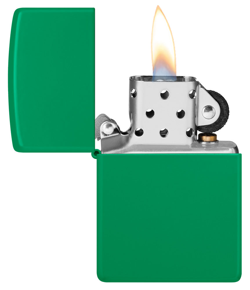 Ein grünes Zippo-Feuerzeug brennt mit einer blauen und orangefarbenen Flamme, während der Deckel geöffnet ist und silberne Mechanik sichtbar wird.