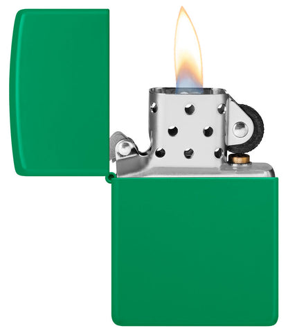 Ein grünes Zippo-Feuerzeug brennt mit einer blauen und orangefarbenen Flamme, während der Deckel geöffnet ist und silberne Mechanik sichtbar wird.