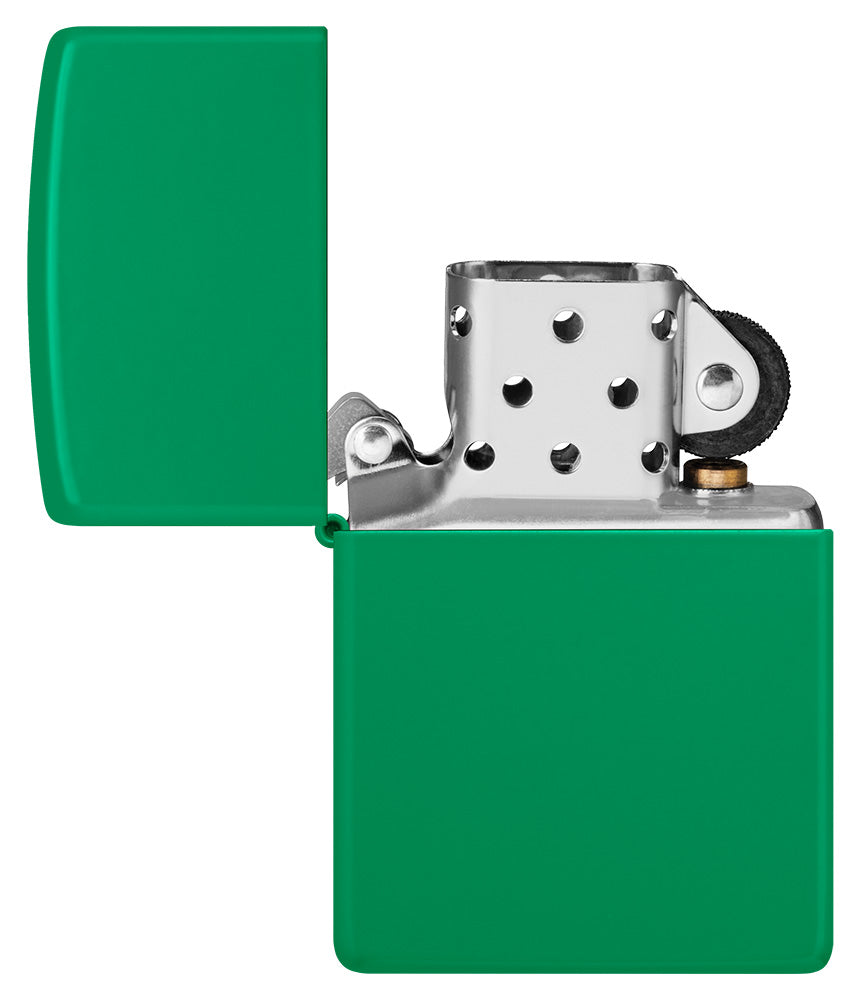 Ein grünes Zippo-Feuerzeug mit geöffnetem Deckel zeigt das Metallinnenleben mit Zündmechanismus in einem neutralen, weißen Hintergrund.