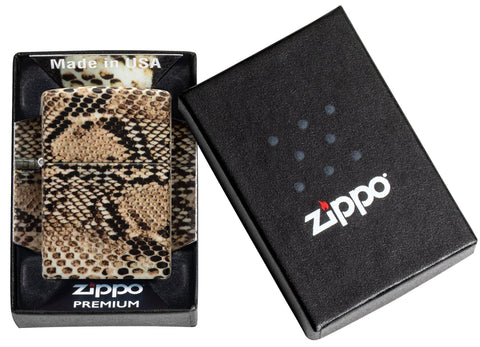 Zippo Feuerzeug in Farben einer Cobrahaut von allen Seiten bedruckt in geöffneter Premium Geschenkbox