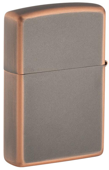 Ein rechteckiges, zweifarbiges Metallfeuerzeug von Zippo mit kupferfarbenen Kanten steht aufrecht in einer neutralen Umgebung.