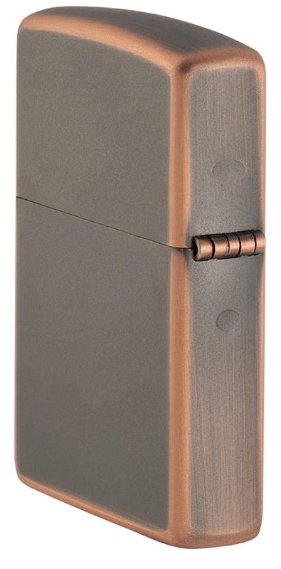 Ein bronze- und graufarbenes Zippo-Feuerzeug steht geschlossen, mit einem Scharnier an der rechten Seite, in einem einfachen Studioumfeld.