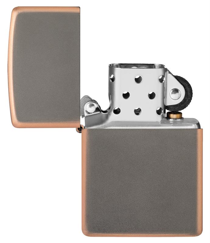 Ein silbernes Zippo-Feuerzeug mit geöffnetem Deckel zeigt die detaillierte Mechanik mit Zündrad und goldfarbenem Drücker in einem minimalistischen, metallischen Umfeld.