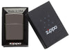 Zippo Feuerzeug Frontansicht Black Ice® Basismodell in geöffneter Geschenkverpackung