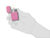 Zippo Feuerzeug Slim Pink Matt geöffnet mit Flamme in stilisierter Hand