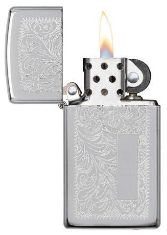 Frontansicht Zippo Feuerzeug Slim Chrome Venezianisches Blumenmuster mit Initialplatte geöffnet mit Feuer