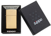 Frontansicht Zippo Feuerzeug Slim Brass High Polished Basismodell in geöffneter Geschenkverpackung