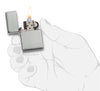 Zippo Feuerzeug 1935 Replica Frontansicht geöffnet und angezündet in gebürsteter Chrom Optik in stilisierter Hand