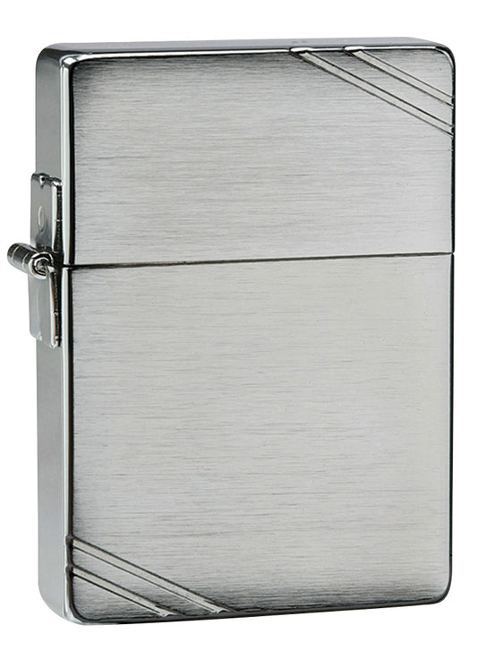 Zippo Feuerzeug 1935 Replica Frontansicht ¾ Winkel in gebürsteter Chrom Optik mit gravierten Schrägstrichen an gegenüberliegenden Ecken