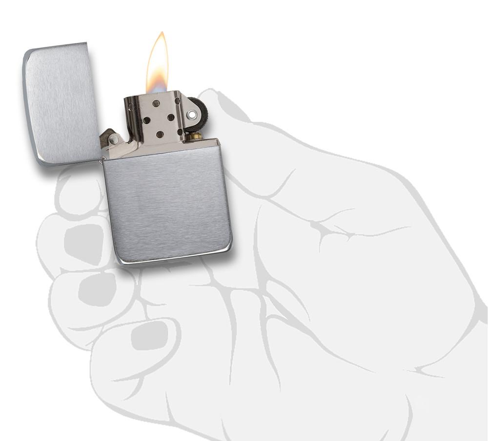 Zippo Feuerzeug 1941 Replica Frontansicht geöffnet und angezündet in gebürsteter Chrom Optik in stilisierter Hand