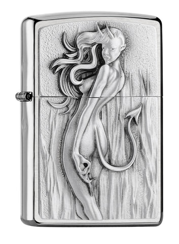 Zippo Feuerzeug Frontansicht ¾ Winkel gebürstetes Chrom mit Emblem vom Teufel in Form einer freizügigen Frau mit langen Haaren