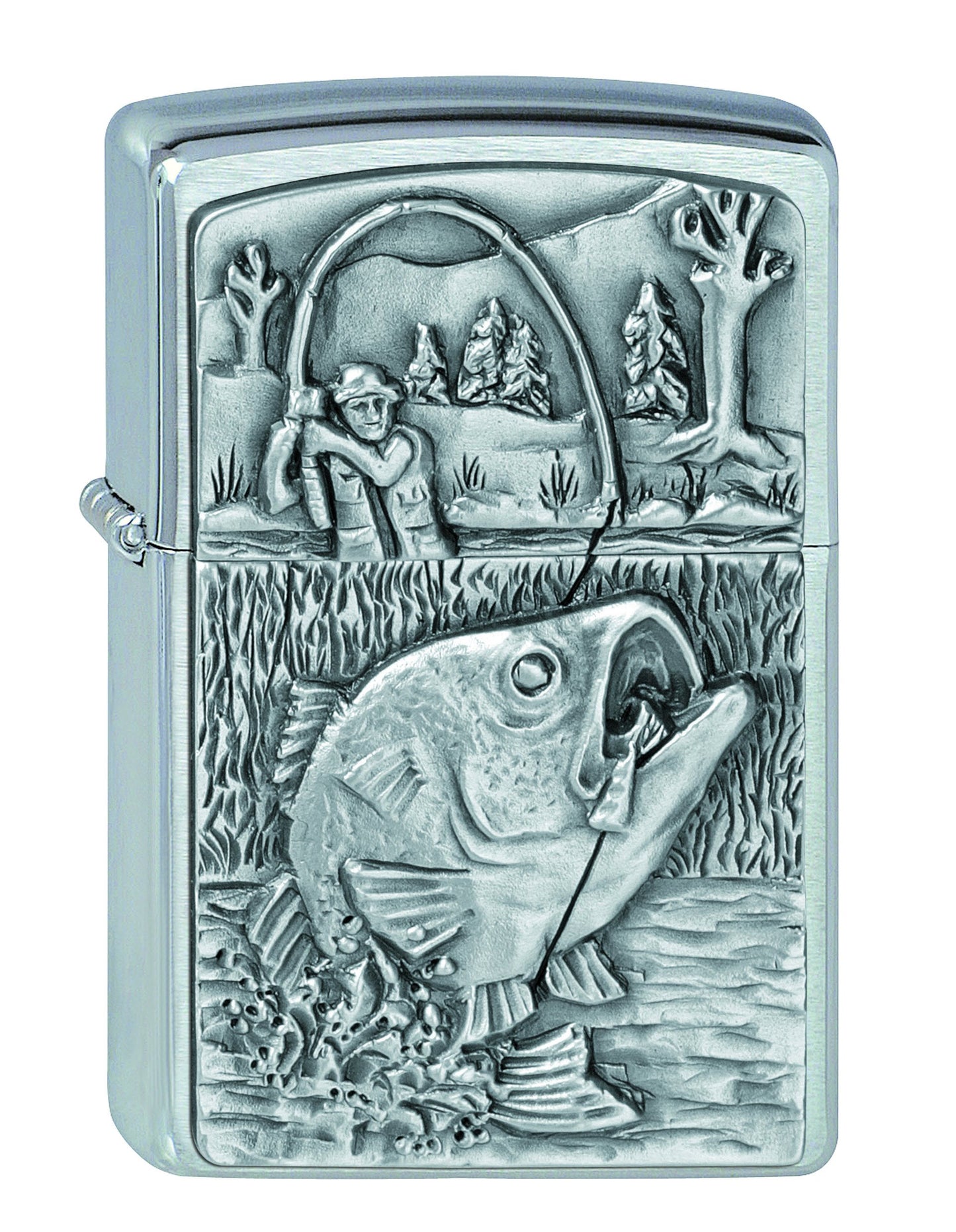 Zippo Feuerzeug Frontansicht ¾ Winkel gebürstetes Chrom mit Emblem von Angelszene mit Barsch im Vordergrund