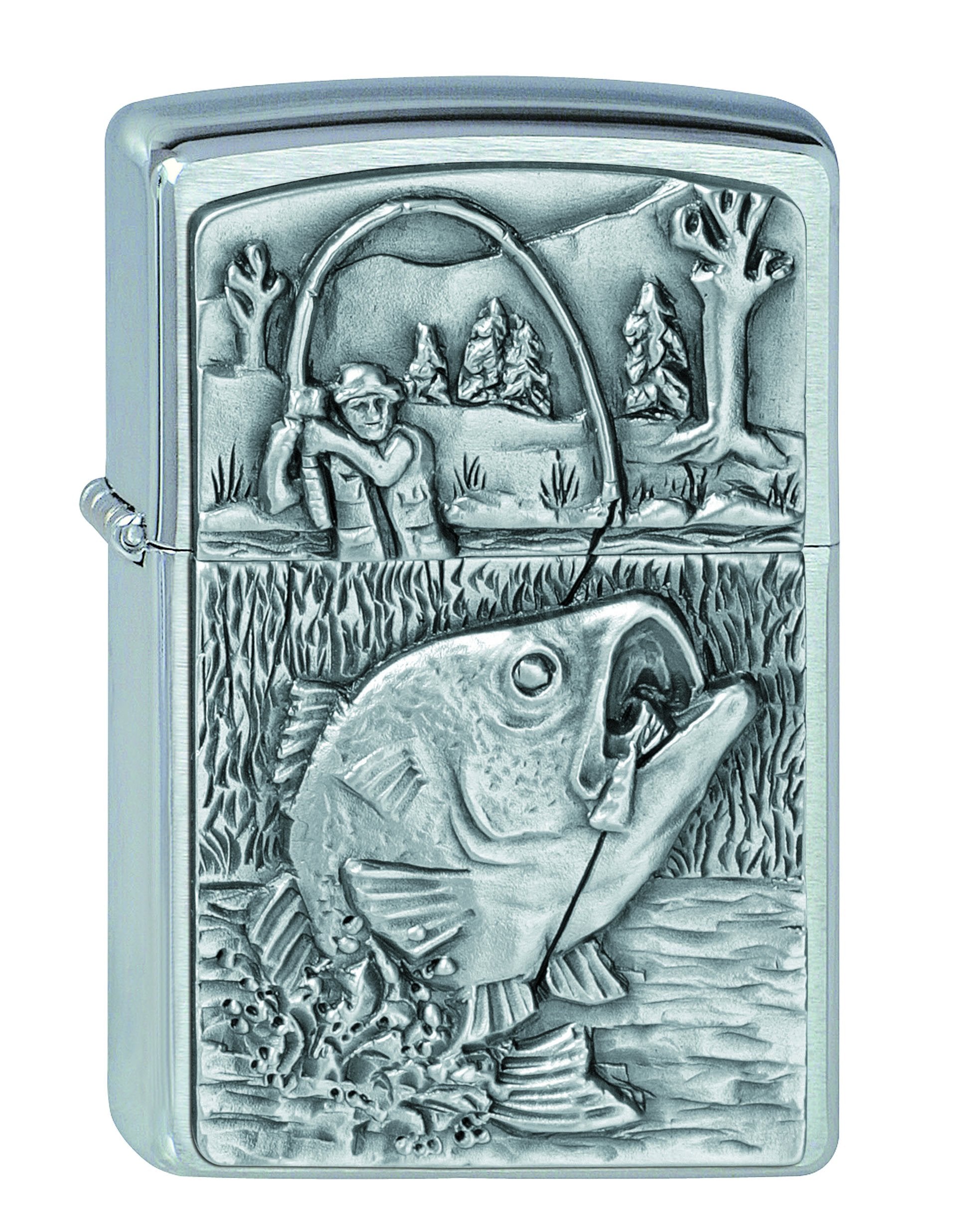 Zippo Feuerzeug Frontansicht ¾ Winkel gebürstetes Chrom mit Emblem von Angelszene mit Barsch im Vordergrund