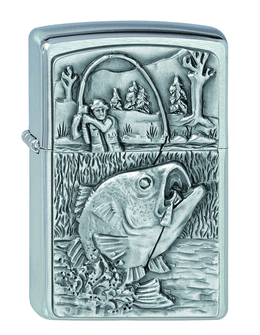 Zippo Feuerzeug Frontansicht ¾ Winkel gebürstetes Chrom mit Emblem von Angelszene mit Barsch im Vordergrund