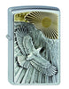 Zippo Feuerzeug Frontansicht ¾ Winkel in gebürstetem Chrom mit Emblem von einem Adler der in Richtung Sonne fliegt