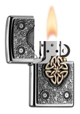  Zippo Feuerzeug chrom keltischer Knoten goldfarben in der Mitte Emblem geöffnet mit Flamme