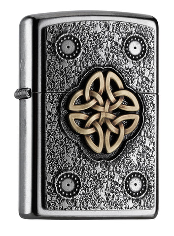 Frontansicht 3/4 Winkel Zippo Feuerzeug chrom keltischer Knoten goldfarben in der Mitte Emblem