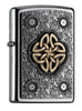 Frontansicht 3/4 Winkel Zippo Feuerzeug chrom keltischer Knoten goldfarben in der Mitte Emblem
