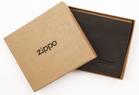 Zippo Geldbörse Frontansicht Leder im Querformat geschlossen mit Zippo Logo in offenem Geschenkkarton