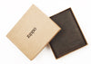 Geldbörse braun Leder geschlossen mit Zippo Logo in offenem Geschenkkarton