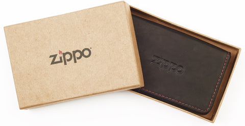 Frontansicht Vesitenkartenhalter geschlossen mit Zippo Logo in Geschenkverpackung