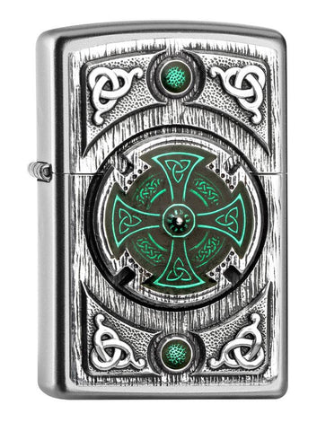 Zippo Feuerzeug Frontansicht ¾ Winkel satiniertes Chrom mit Emblem von einem keltischen Kreuz in grün