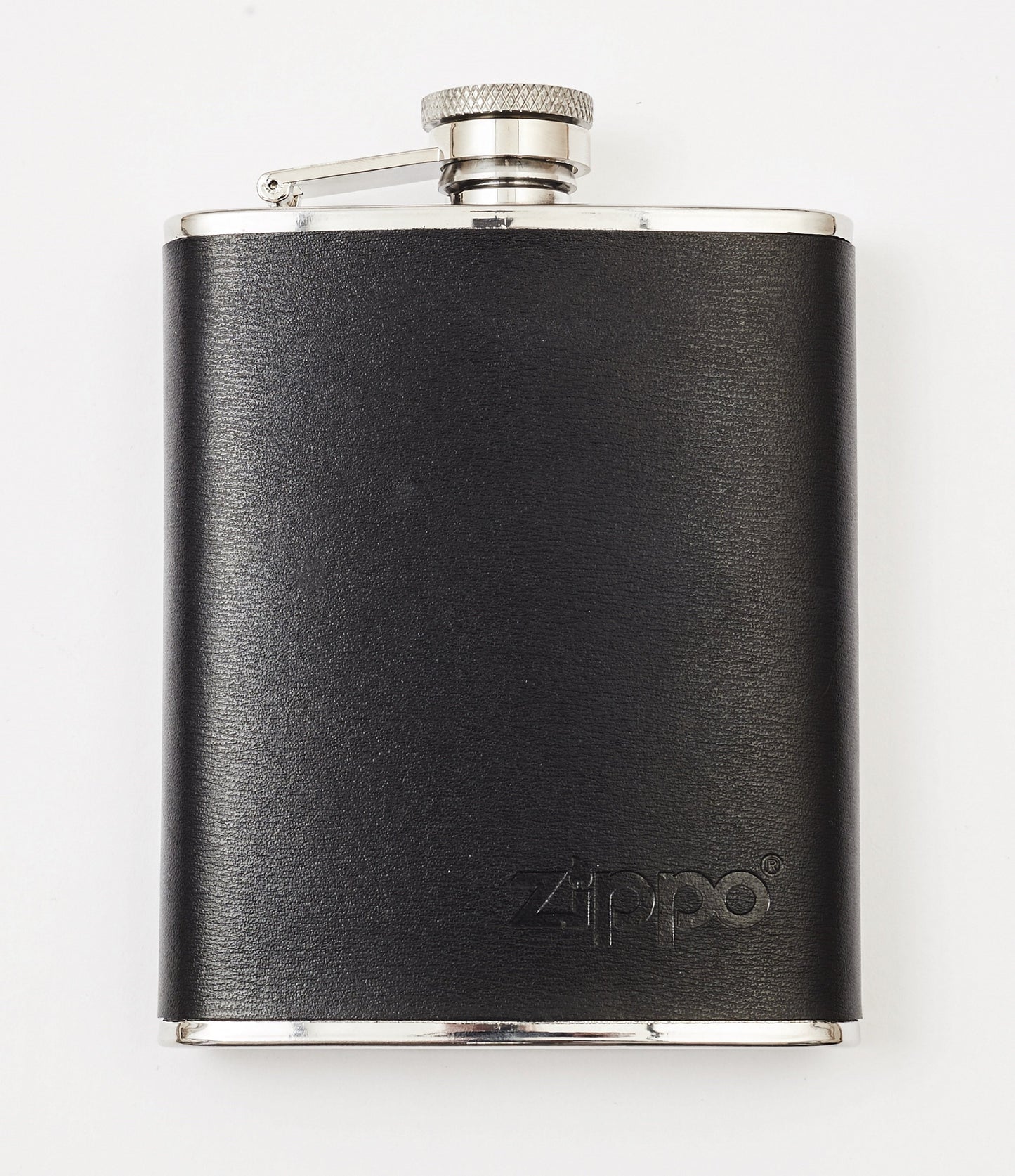 Frontansicht Zippo Flachmann aus Edelstahl mit schwarzer Lederummantelung und Zippo Logo