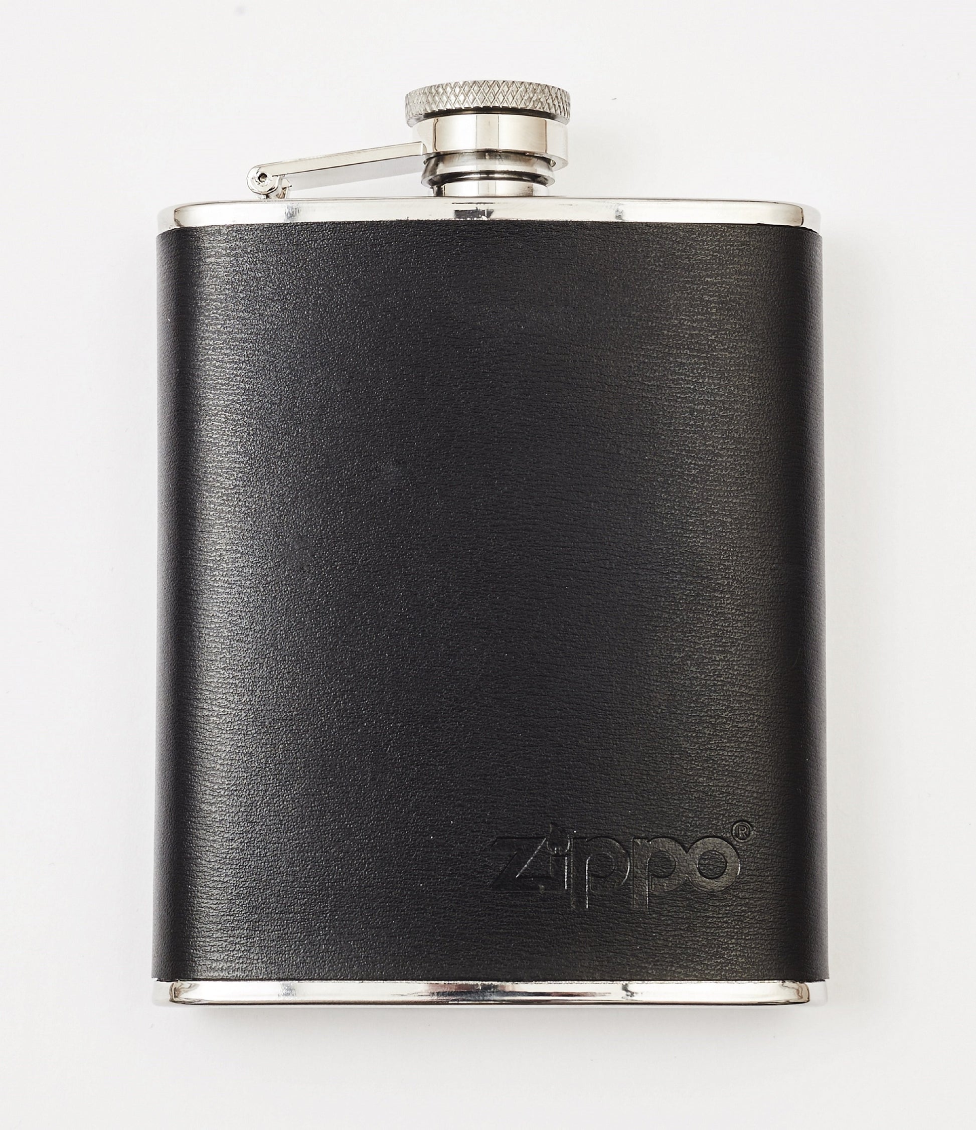 Frontansicht Zippo Flachmann aus Edelstahl mit schwarzer Lederummantelung und Zippo Logo