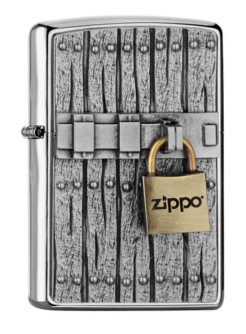 Zippo Feuerzeug Frontansicht ¾ Winkel gebürstetes Chrom mit Tür mit Schloss Emblem und Zippo Logo auf dem Schloss