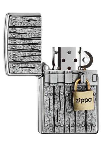 Zippo Feuerzeug Frontansicht ¾ Winkel gebürstetes Chrom geöffnet mit Tür mit Schloss Emblem und Zippo Logo auf dem Schloss