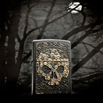 Frontansicht Zippo Feuerzeug schwarz Totenkopf bestehend aus vielen kleinen Totenköpfen Emblem mit illustriertem Hintergrund