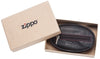 Zippo Kleingeldbörse dunkelbraun geschlossen mit Zippo Logo in offener geschenkbox