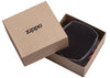 Zippo Taschenentleerer schwarz aus Ledre mit Zippo Logo und roten Ledergriffen in offenem Geschenkkarton