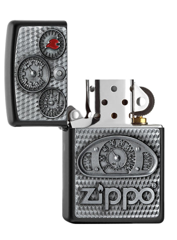 Zippo Feuerzeug schwarz Cockpit mit Tachometer und Zippo Logo darunter Emblem geöffnet