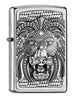 Zippo Feuerzeug Frontansicht ¾ Winkel gebürstetes Chrom mit Emblem von Löwe mit fesselndem Blick und wilder Mähne mit verschiedenen Mustern