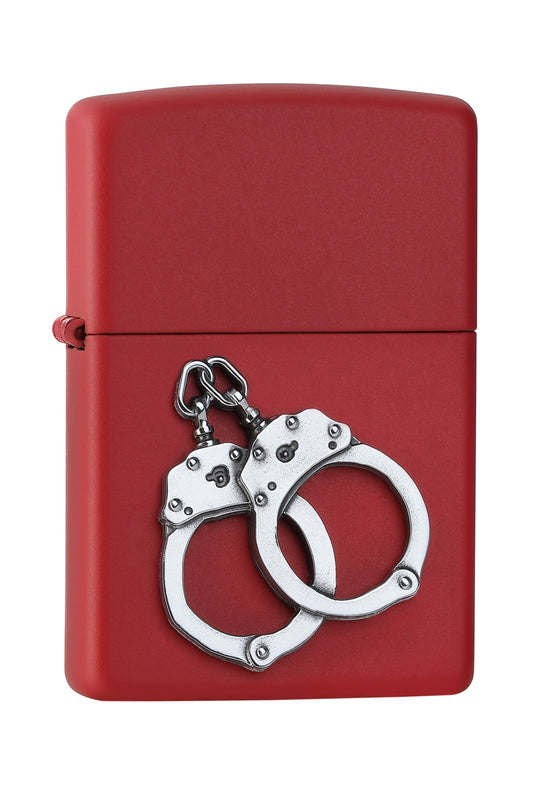 Frontansicht 3/4 Winkel Zippo Feuerzeug Red Matte Emblem mit silbernen Handschellen