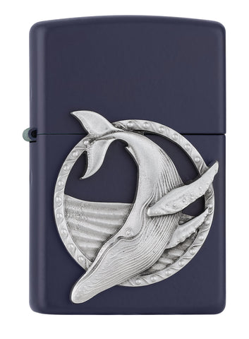 Zippo Feuerzeug Frontansicht ¾ Winkel dunkelblau matt mit Blauwal Emblem in silber