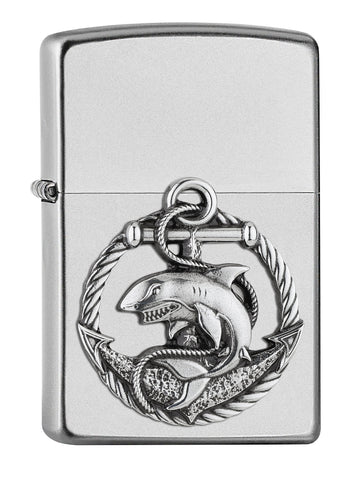 Frontansicht 3/4 Winkel Zippo Feuerzeug Satin Chrome Emblem mit Hai und Anker