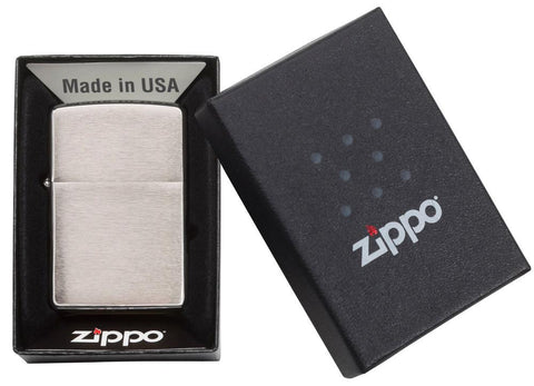 Zippo Feuerzeug Frontansicht gebürstetes Chrom Basismodell in geöffneter Geschenkverpackung