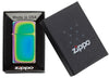 Frontansicht Zippo Feuerzeug Basismodell Slim Spectrum Mehrfarbig in geöffneter Geschenkverpackung