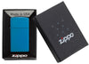 Frontansicht Zippo Feuerzeug Slim Sapphirblau Basismodell in geöffneter Geschenkverpackung