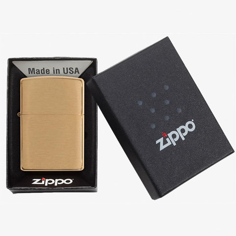 Zippo Feuerzeug Frontansicht gebürstetes Messing Basismodell in geöffneter Geschenkverpackung