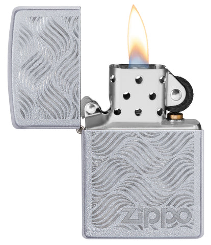 Vue de face du briquet tempête Zippo Geometric Pattern Design ouvert, avec flamme