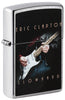 Zippo Feuerzeug Frontansicht ¾ Winkel verchromt mit farbiger Abbildung von Eric Clapton der Gitarre spielt