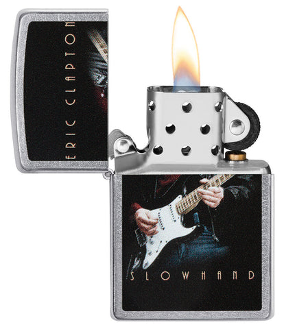 Zippo Feuerzeug Frontansicht verchromt geöffnet und angezündet mit farbiger Abbildung von Eric Clapton der Gitarre spielt