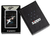 Zippo Feuerzeug Frontansicht verchromt mit farbiger Abbildung von Eric Clapton der Gitarre spielt in Box