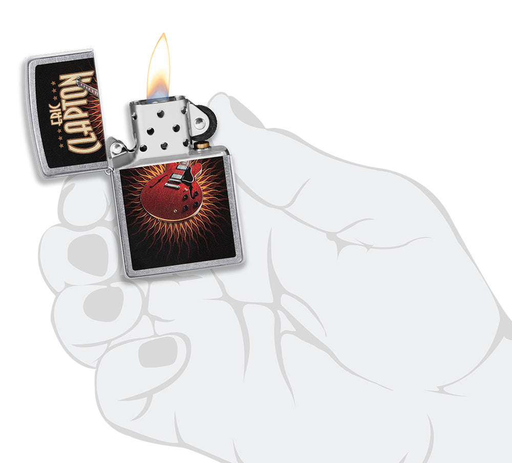 Zippo Feuerzeug Frontansicht verchromt geöffnet und angezündet mit farbiger Abbildung von einer roten Gitarre von Eric Clapton in stilistischer Hand